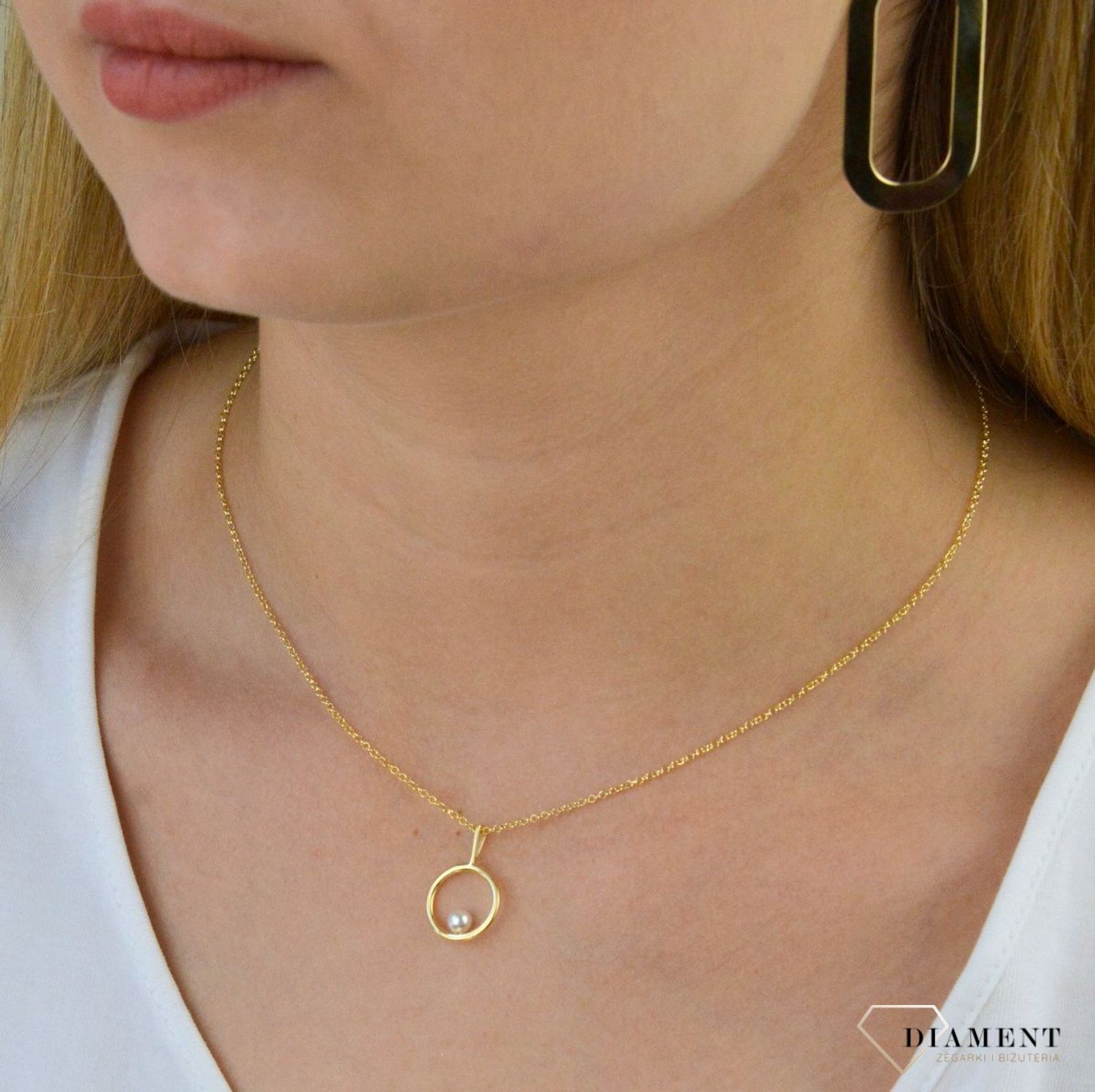 Naszyjnik srebrny pozłacany koło z perłą DZN462 IP Z. Naszyjnik srebrny pozłacany. Naszyjnik pozłacany kółko z masą perłową. Naszyjnik idealny pomysł na prezent dla każdej kobiet.jpg